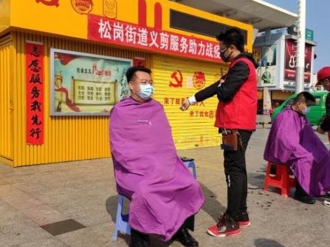 宝安松岗“爱心流动理发店”为战疫逆行者义剪
