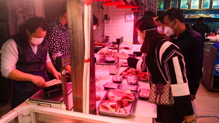 “逆市降价”，这个猪肉佬值得点赞