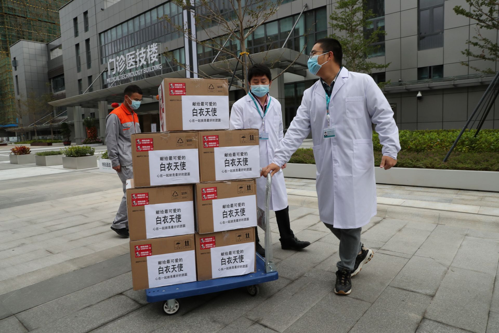 应援“抗疫英雄”！深圳肯德基爱心餐送医护人员