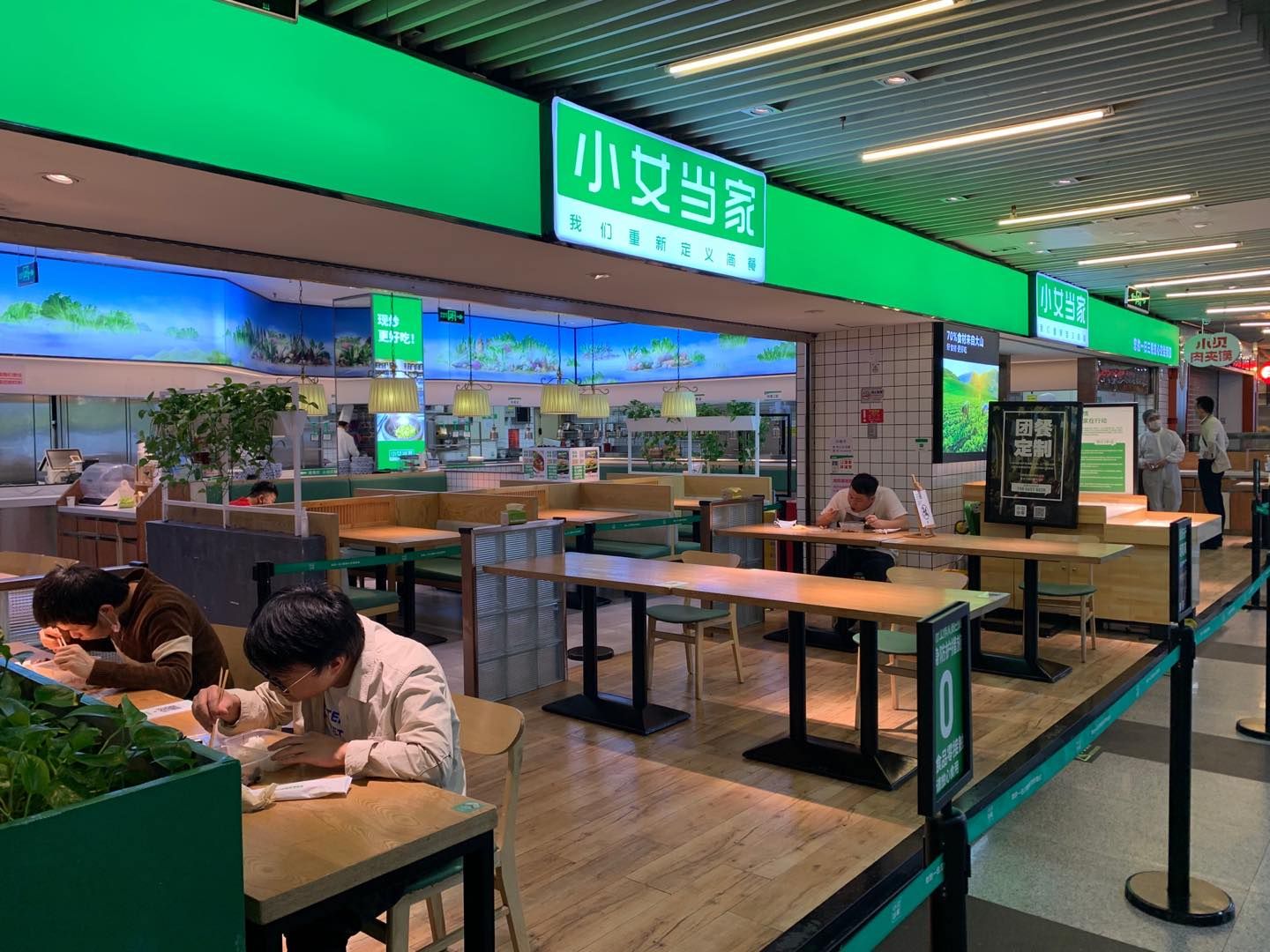 餐饮业恢复营业，堂食怎么吃？ 记者现场直击：防控措施有别，商家主推外卖、团餐服务