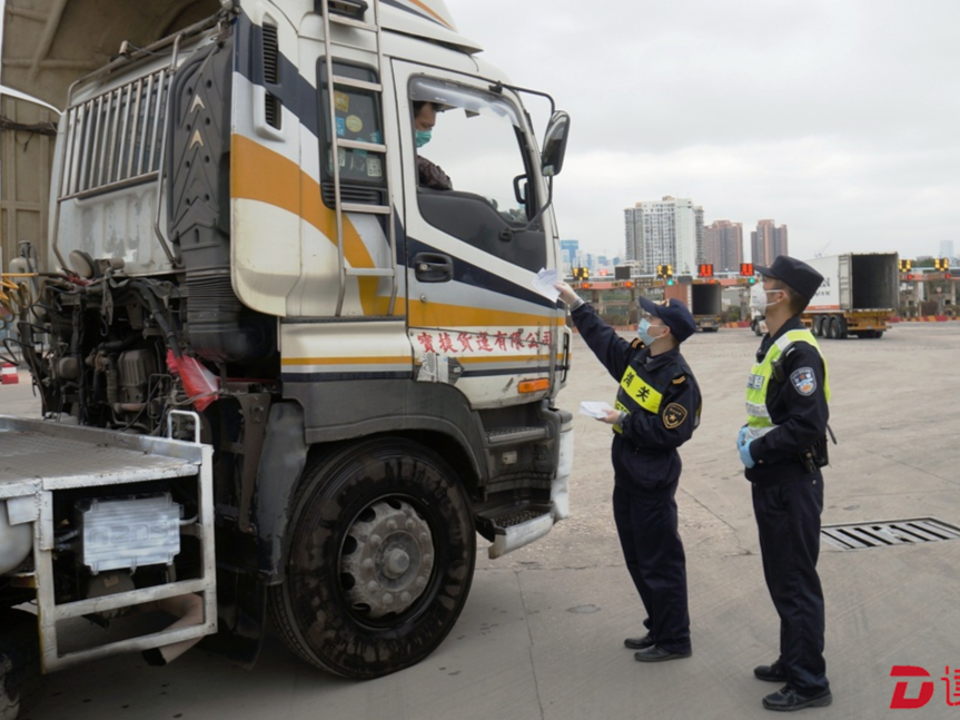 “没有年龄区别！”从旅检转战货检，老党员民警带头“逆行”