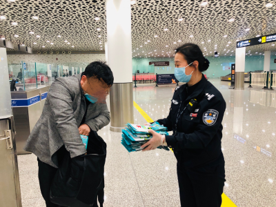 凌晨2点，深圳机场一旅客突然拿出一堆口罩走向边检勤务督导台