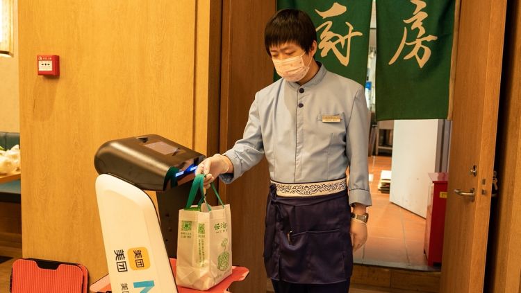 “无接触餐厅”来了！机器人“小二”上菜 食材无接触