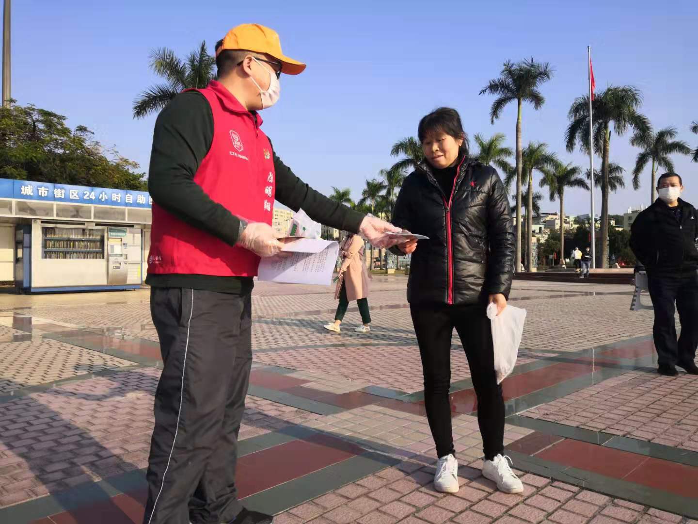 让党旗在疫情防控第一线高高飘扬 | 观湖街道党员干部冲在第一线干在第一线