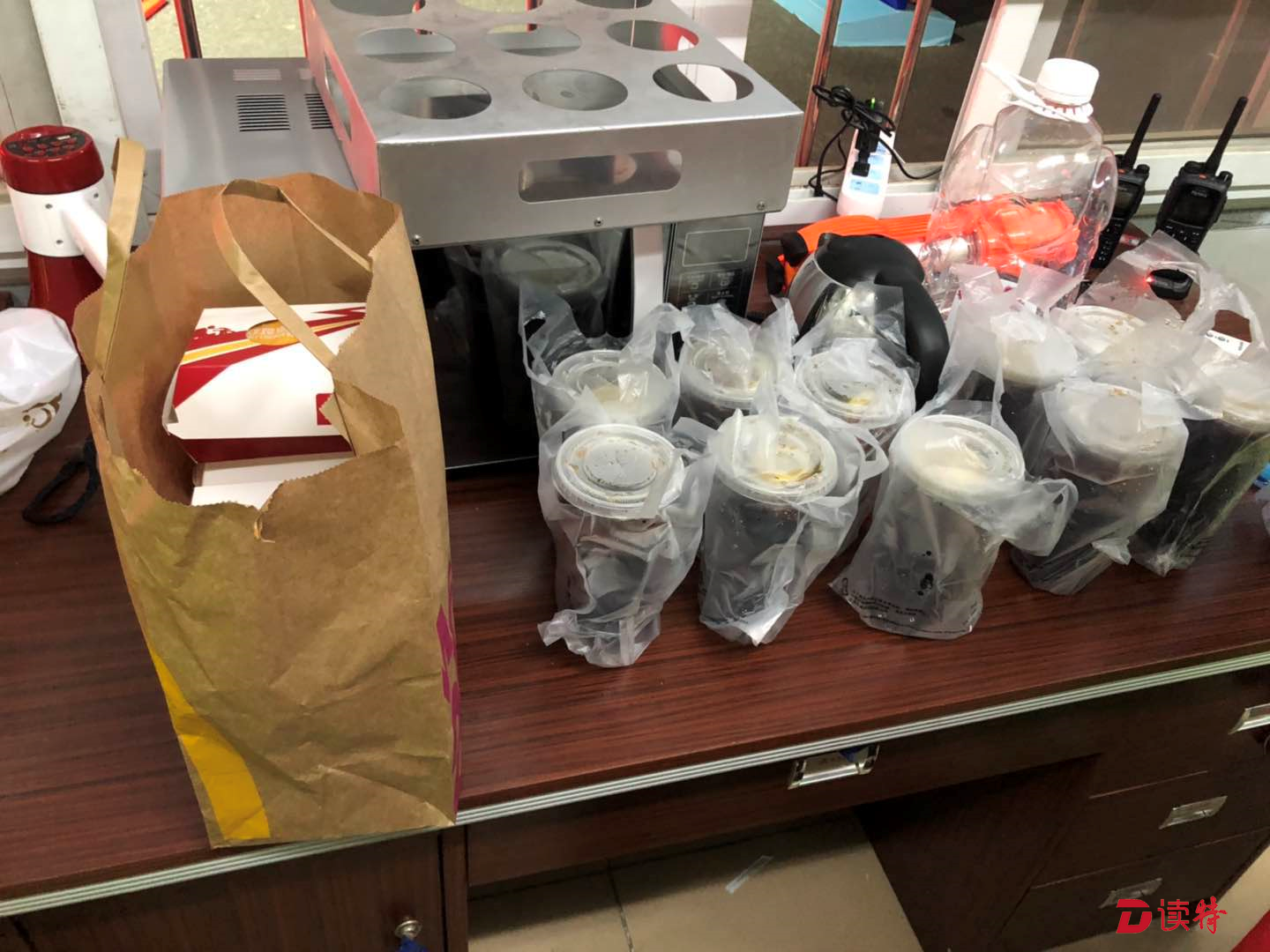 爱心市民深夜点700元便当送检疫点警员，夜宵热乎，留言暖和！