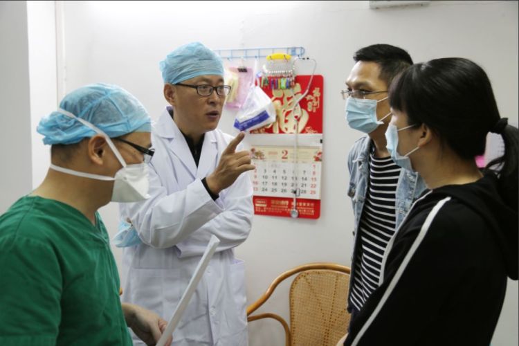 图片故事 | 疫情下的发热门诊