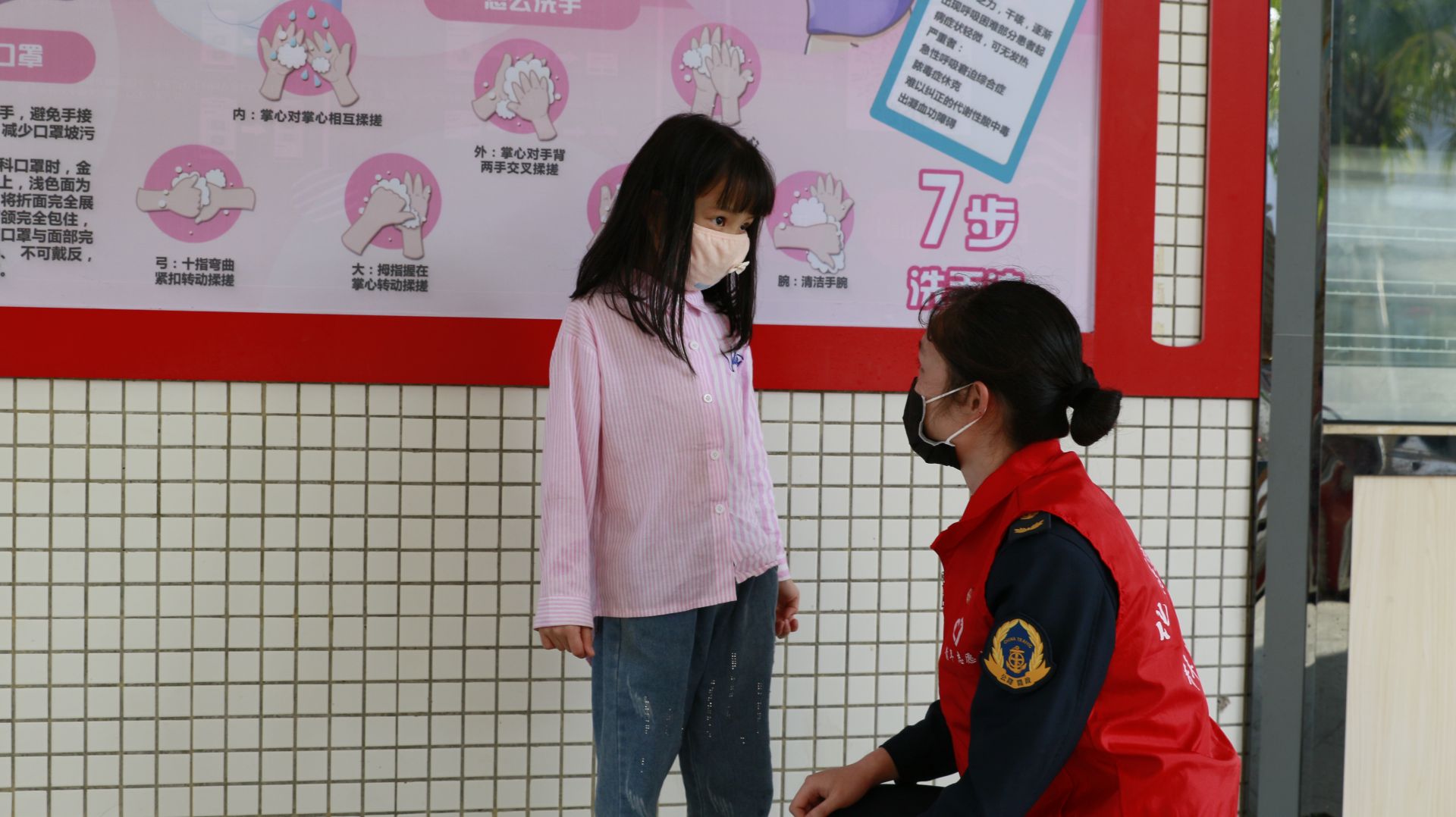 路政女孩打出8组电话号码，帮助走失小女孩找回家长 