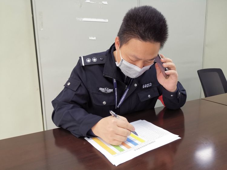 提高防控标准应对返深复工大潮，福永网格员织牢防控网