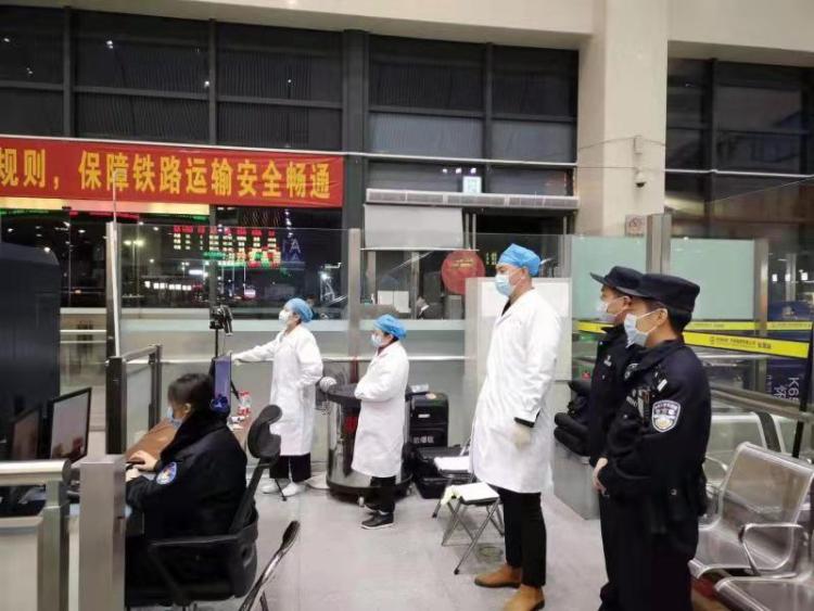 返程路上，有他们保驾护航