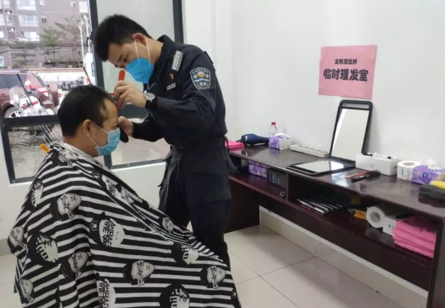 理发店没营业，龙岗俩警察拿起剪刀做起了“Tony老师”
