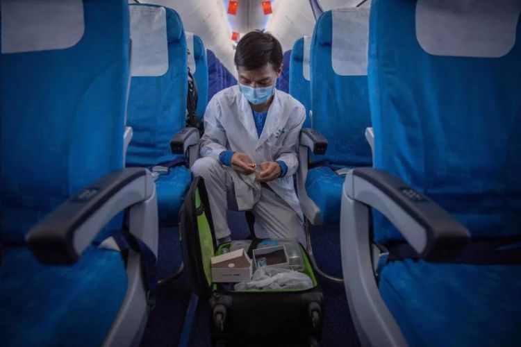 抗疫前线：万米高空上的“守护”之旅