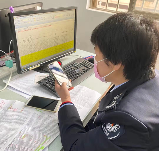 抗疫一线 | 石井街道网格员江万英在疫情防控一线的温情坚守