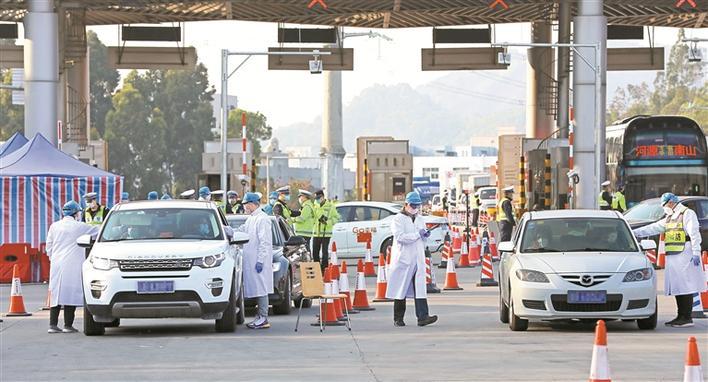 深晚记者实地走访机场、火车站、高速公路，直击春运返程情况