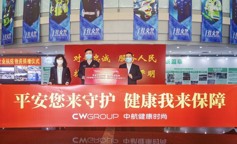 深圳企业向交警等一线抗疫人员赠送“健康守护卡”