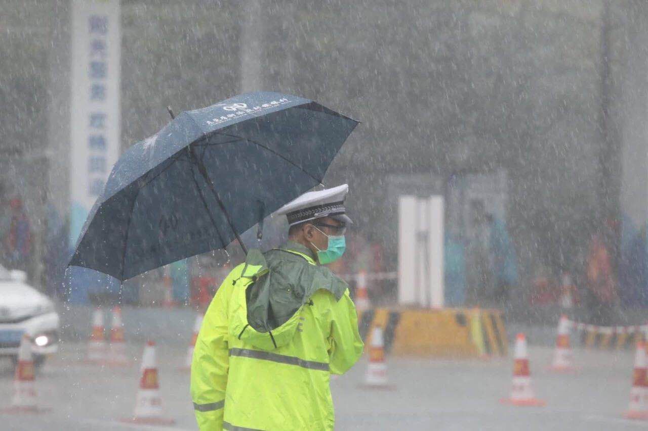 暴雨+寒潮 他们坚守不退，他们是城市的守护人！