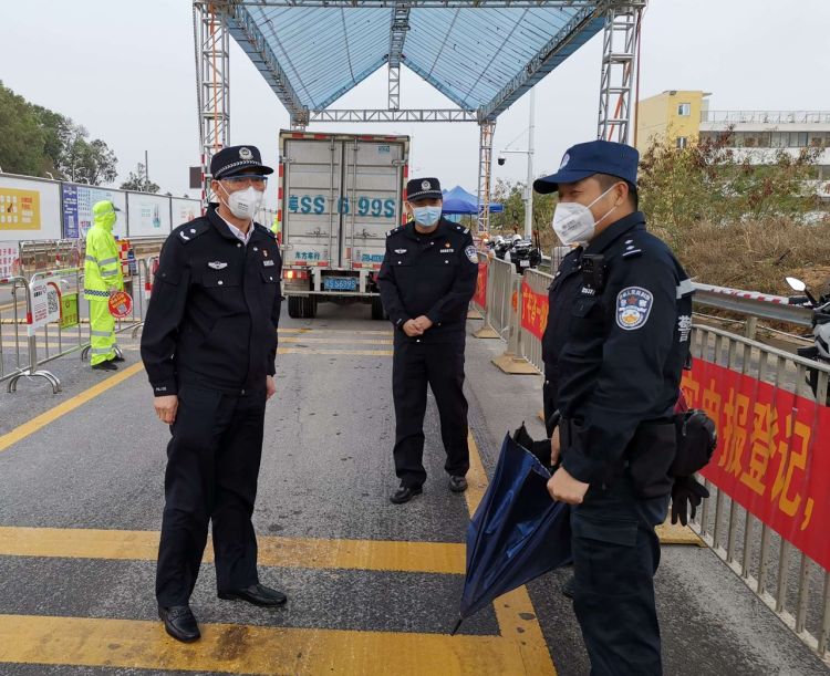 姜汤热饭、雨衣大衣一件都不能少，光明公安全力保障战“疫”一线物资供应