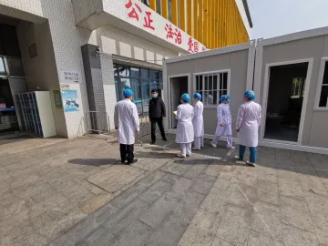 15小时搭建出4个集装箱分诊室 北中医深圳医院发热门诊创新流程分类处置患者