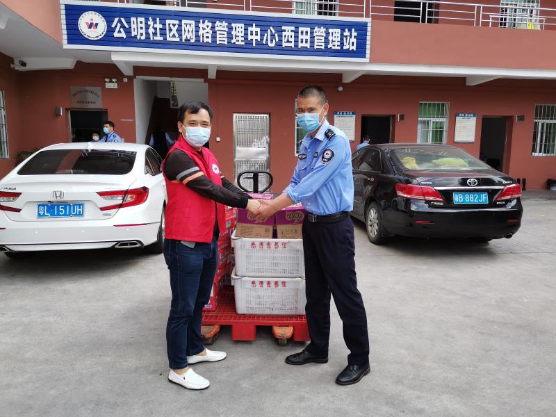 公明街道市“百优楼长”为一线网格员送温暖  