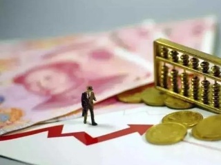 2019年全国一般公共预算收入19万亿元，同比增3.8%