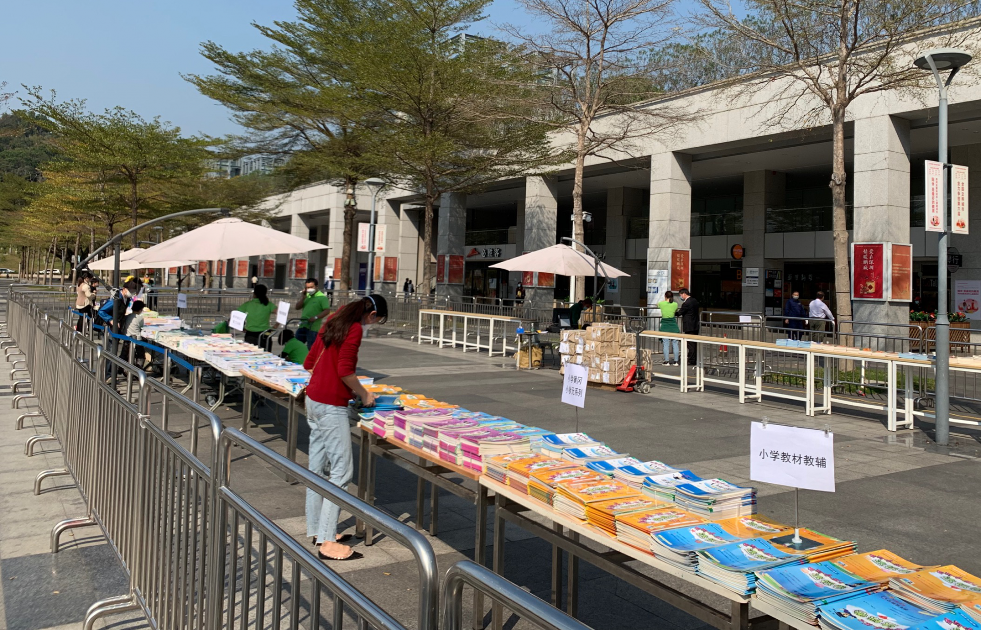 开设教辅展销专区 中心书城打造安全线下购书环境