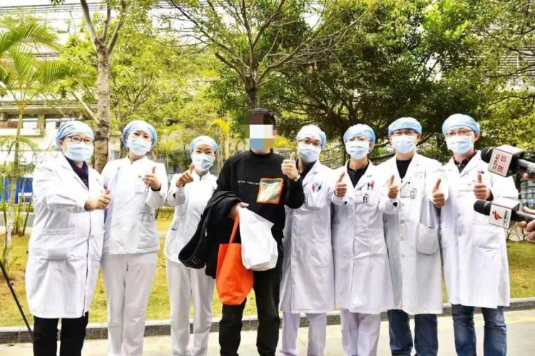 出院！确诊第13天，他带着胜利的笑容走出来，战胜病毒，这件事很重要