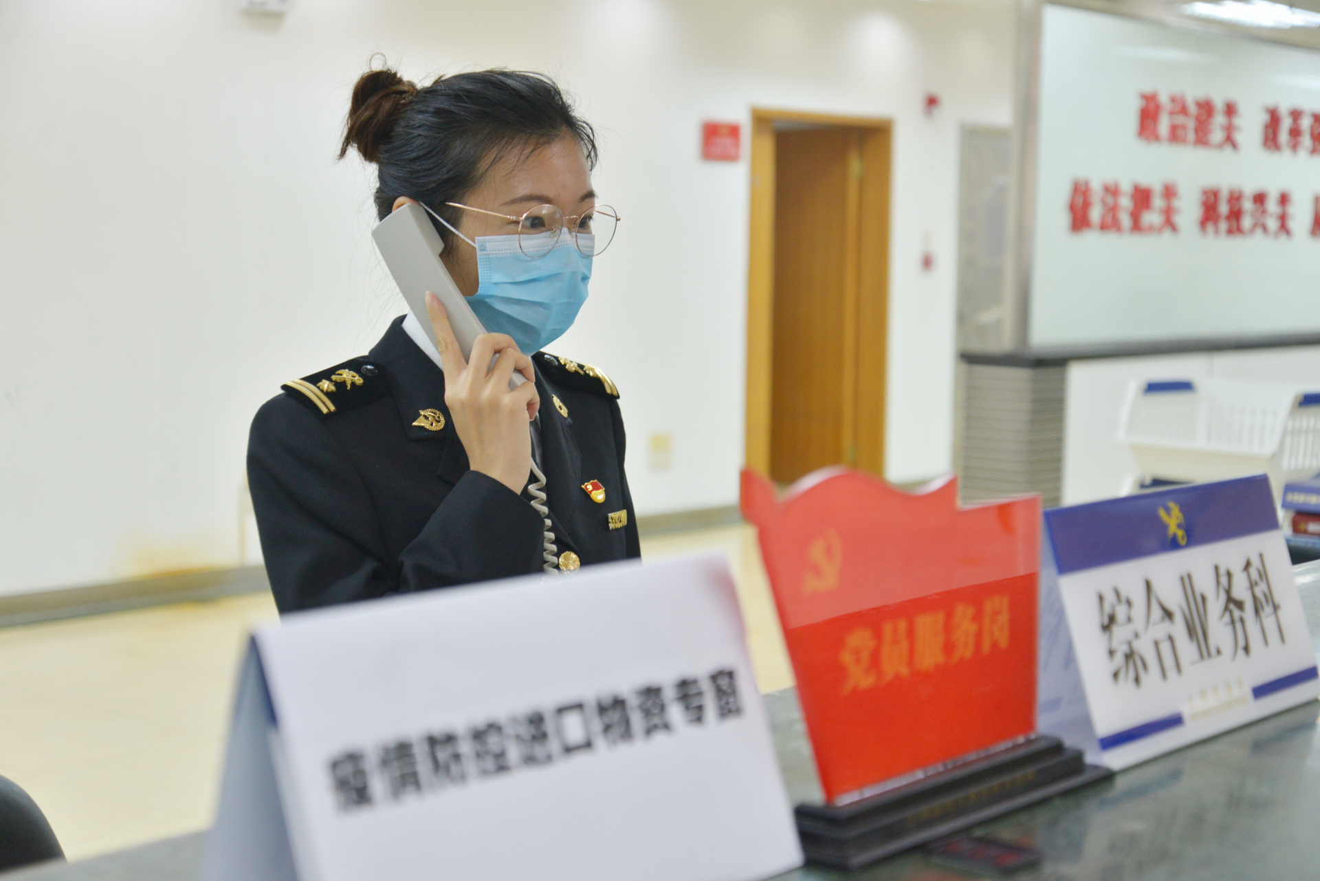 深圳海关扩大税款免担保  助企业“轻装上阵”复工复产