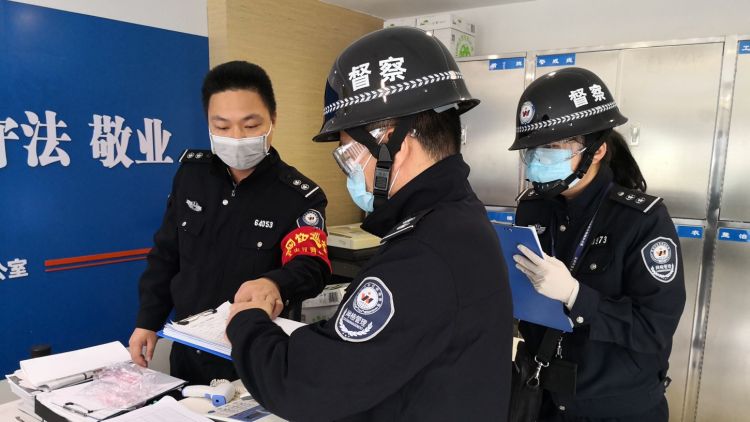 疫线故事丨匆匆陪母亲吃完年夜饭，他就火速赶回工作岗位