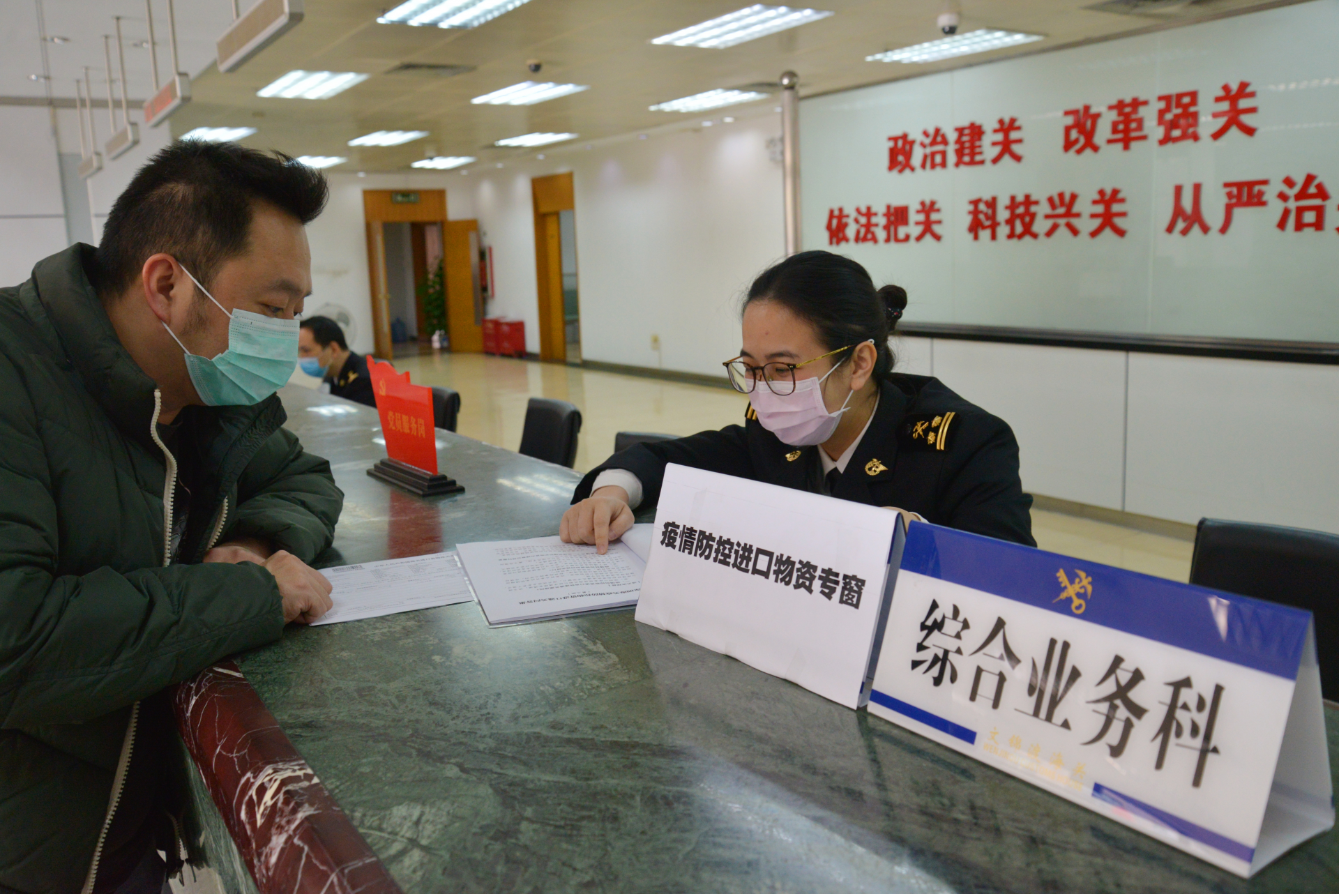文锦渡海关帮扶企业复工复产，快速验放一批中央处理器
