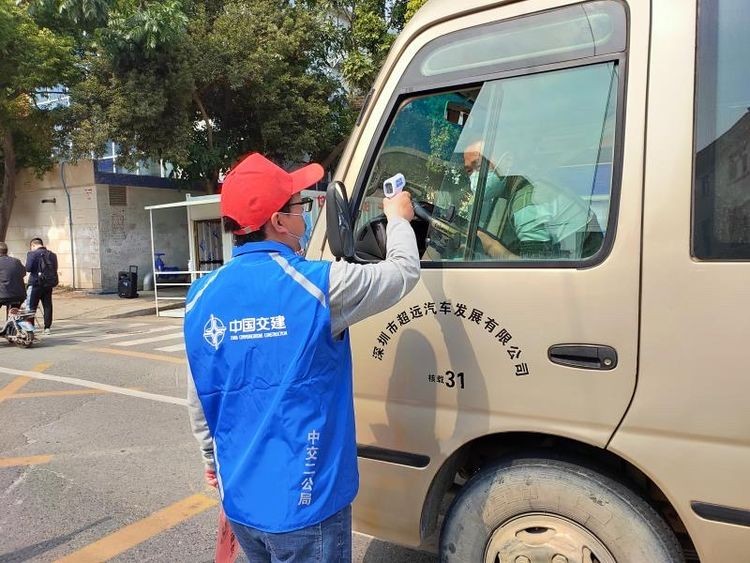 战疫一线有他们的身影，企业“蓝马甲”守护坪地各社区