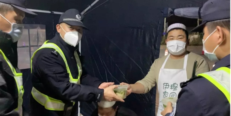 热心深汕市民深夜为卡点执勤人员送来热腾腾拉面