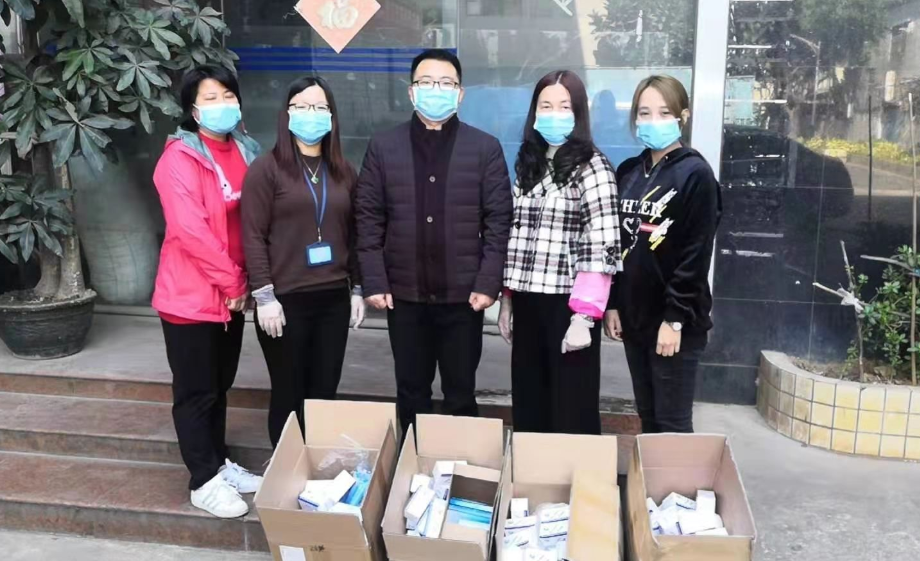 松岗朗下社区居民和爱心企业向一线工作人员捐赠物资
