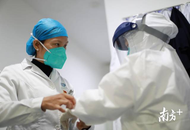 国家卫健委：疫情期间医务人员强制报告个人健康状况