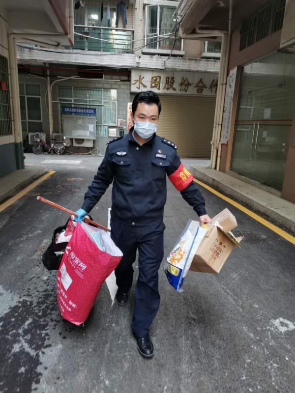 “你离我远点，我接触的人多！”奋战近一个月，他累倒在抗疫一线 