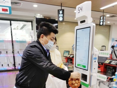 东莞一超市设8台“无接触自助收银机”助力防疫
