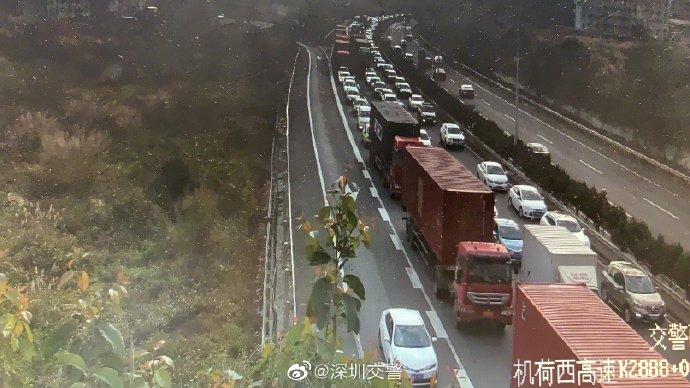 “好久不见的早高峰如期而至” 今天你堵在路上了吗？