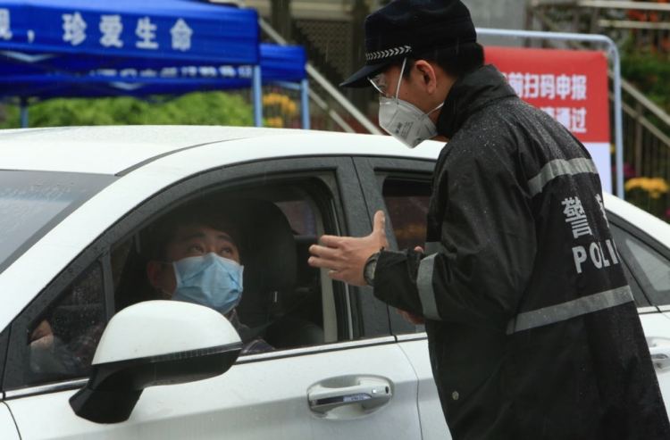 民警防疫前线的日常 | “您好，请出示下身份证。请问有扫码登记吗？”