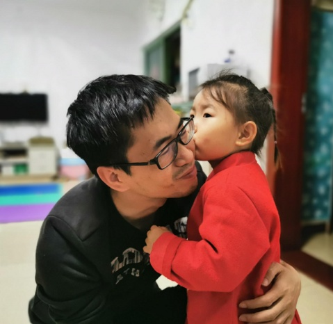 “迟到”的年夜饭，小桃子见到了坚守疫线20天的爸爸