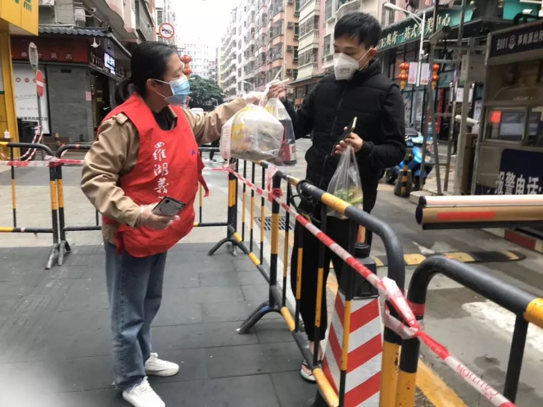 罗湖在行动｜疫情当前，广场舞大妈却拉着大音箱出门了......真相暖哭了