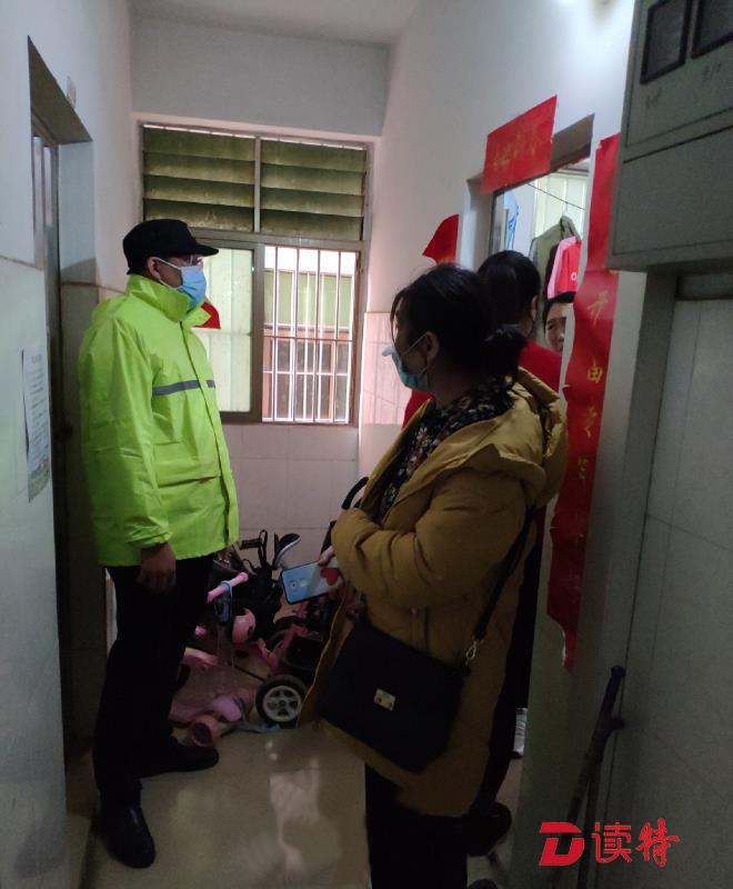 光明玉塘网格员破门解救被困女童