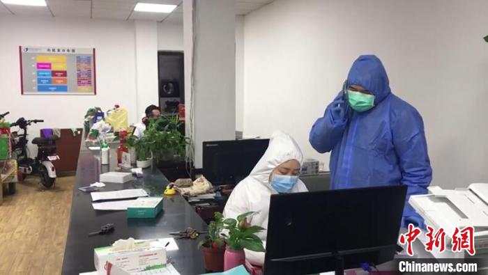 社区书记坚守一线：腰部疼痛难忍蹲着躺着继续工作