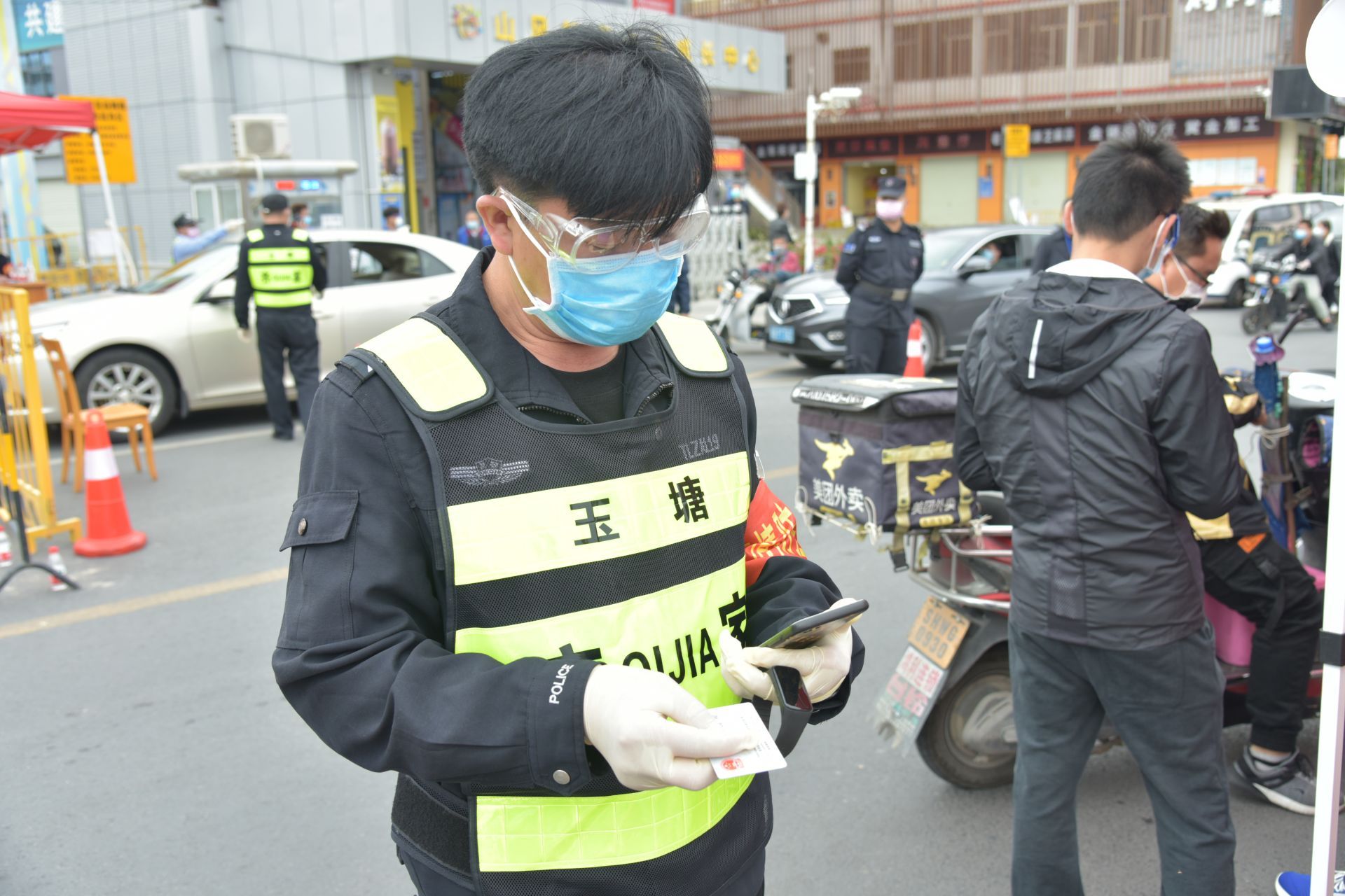 玉塘推出“云采集”手环监测系统 精准排查来往人员实现高效防控 