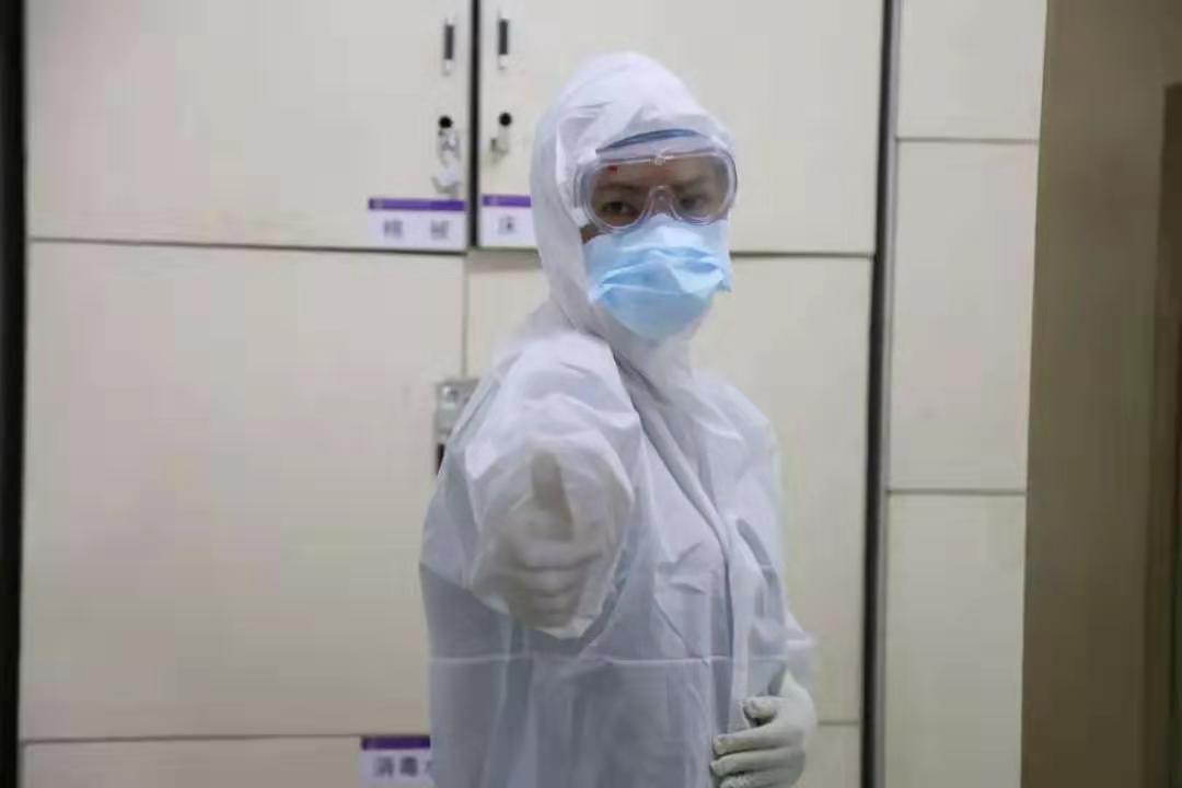 一线直击丨战疫夫妻档小孩独自在家，热心邻居来照料