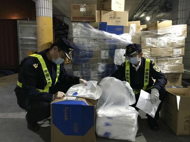 海关防疫同时严打“洋垃圾” 深圳湾海关拦截进口废旧电池7.824吨 