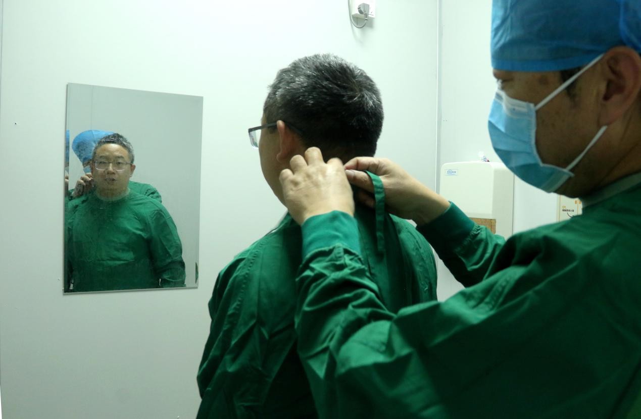 发热门诊医生何海滨的24小时
