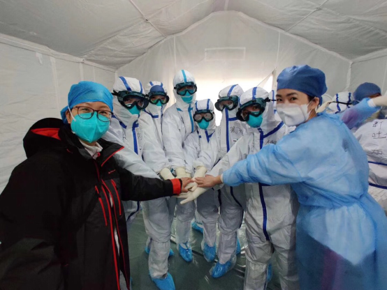 驰援日记 | 方舱医院内，阿姨拍下了我们工作的样子