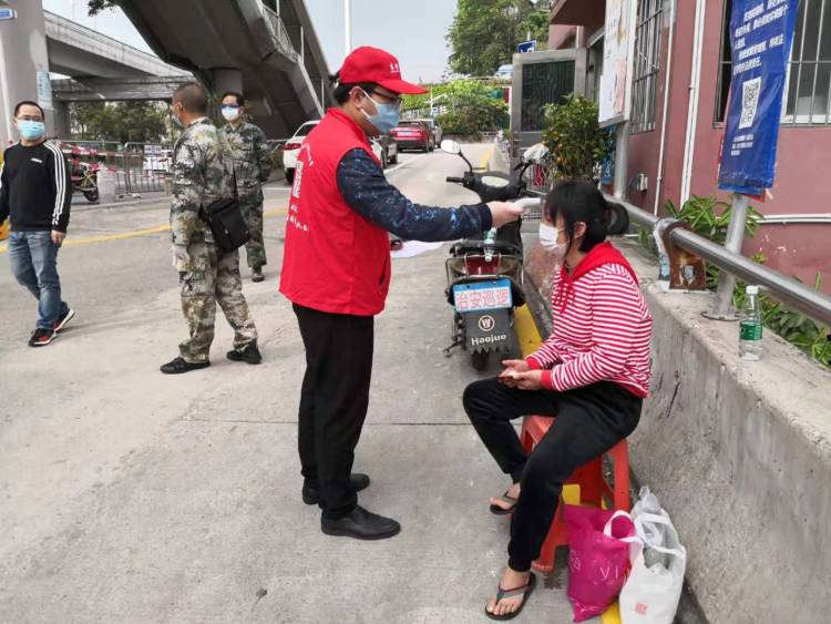 罗湖城管抗疫日记：下午4时，一位女士的体温达38度......