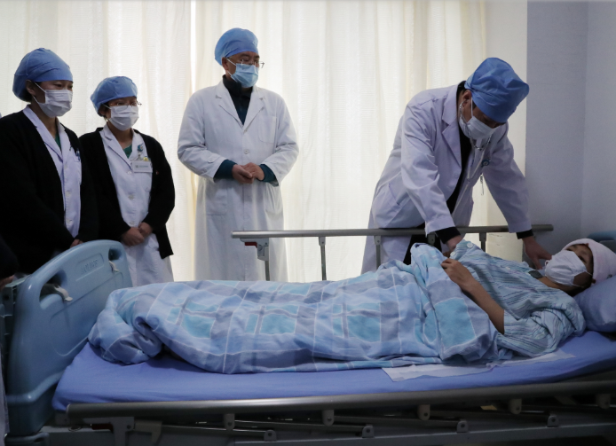 全国共派4.2万医护人员支援武汉，其中护士2.86万名