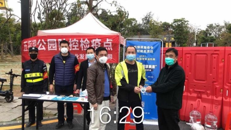 二小包口罩，一大颗爱心：“我们居家不出门，你们值勤最危险”