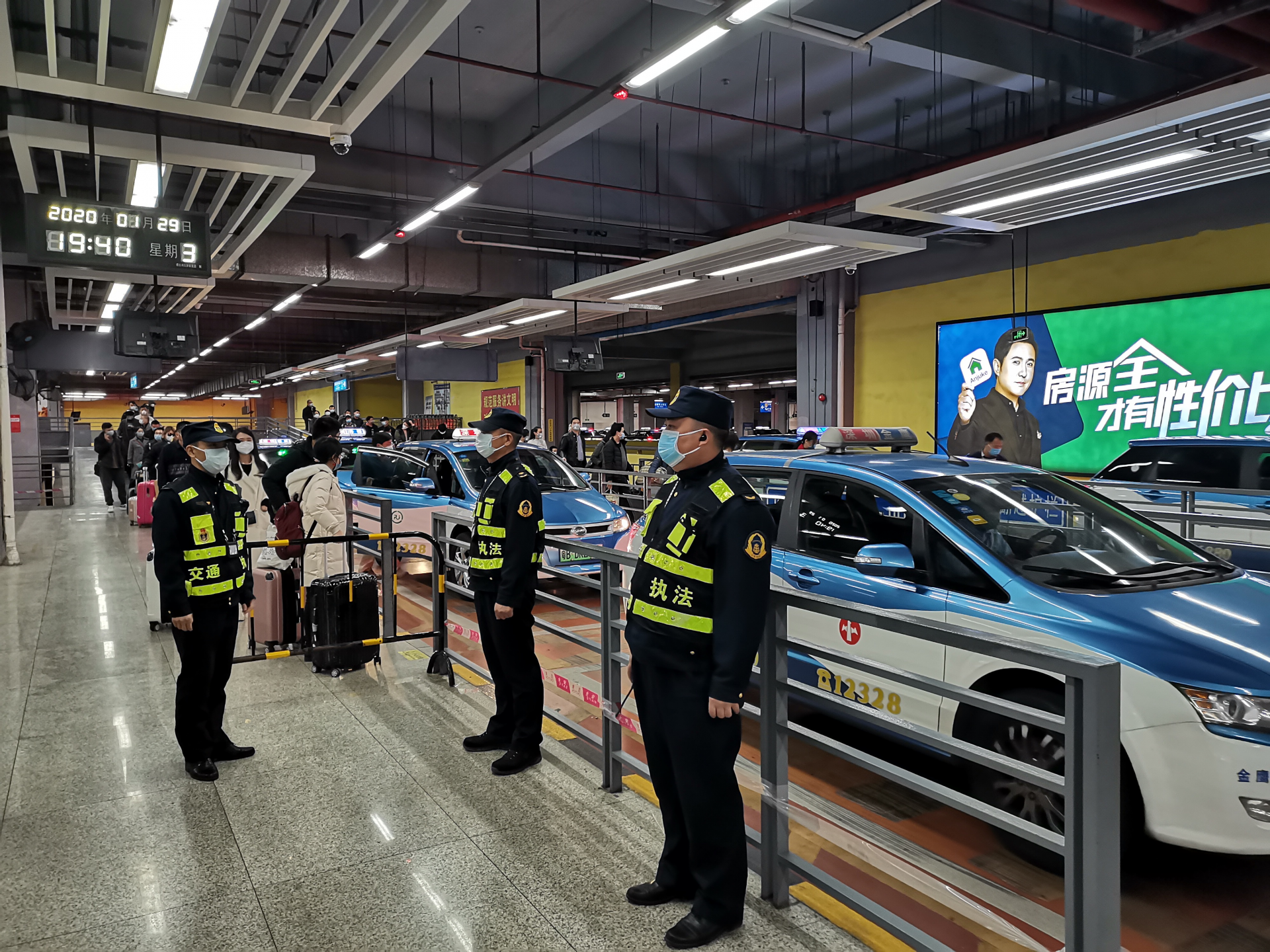 不漏一车，不漏一人！交通执法人坚守疫情防控第一线！