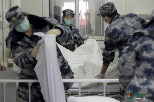 经中央军委主席习近平批准，军队增派2600名医护人员支援武汉抗击新冠肺炎疫情